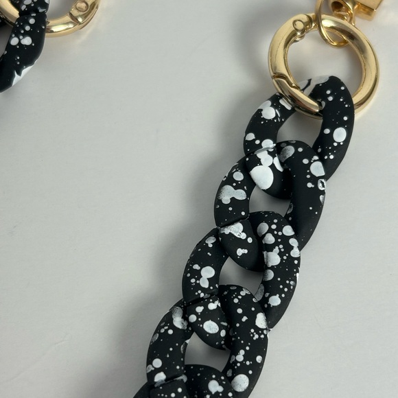 Acrylic soft touch rubber coated chain link strap charm black & white speckled - Picture 2 of 5